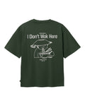 Woodbird Baine Wok Tee in donkergroen. Achteraanzicht van het t-shirt met grafische print voor heren.