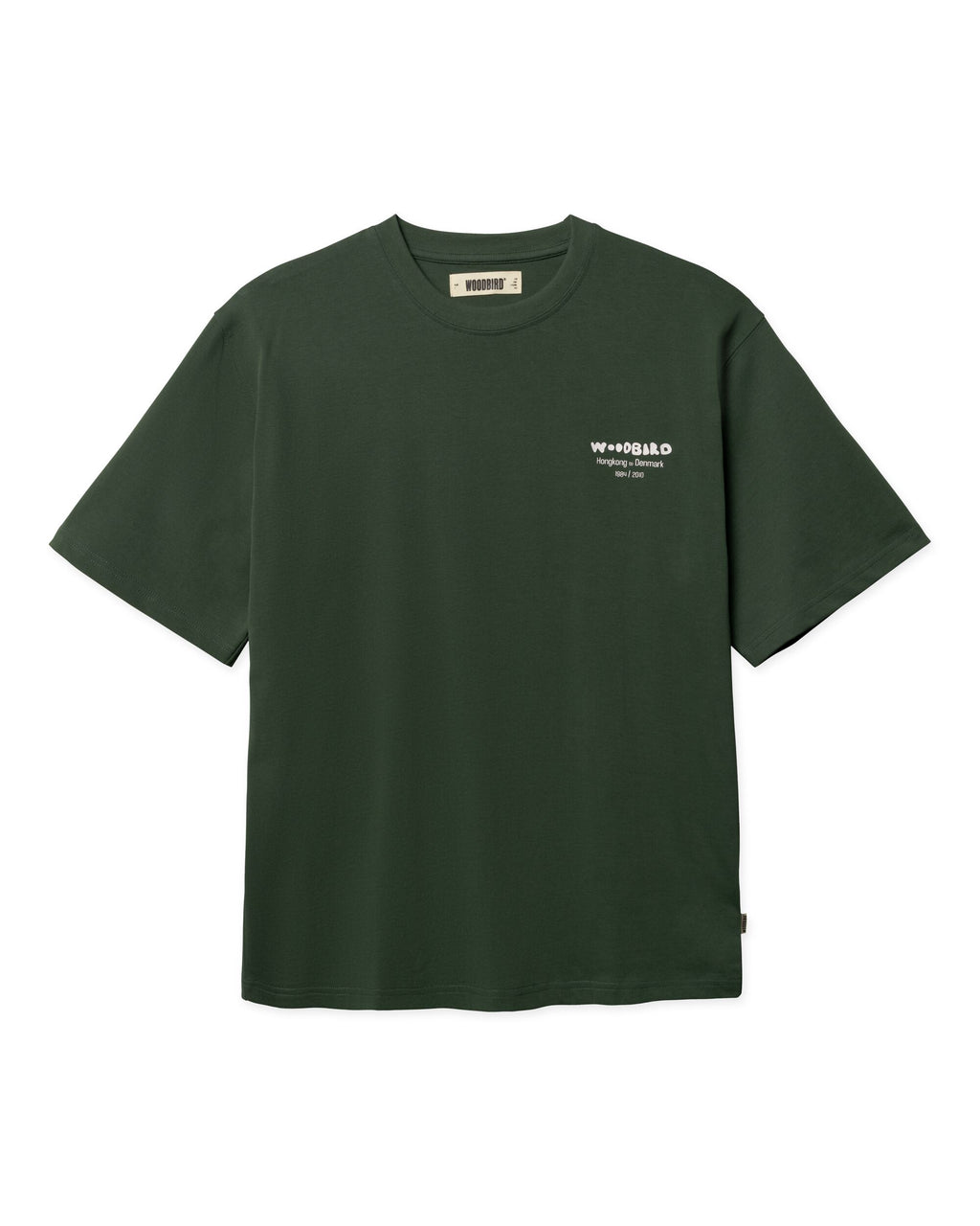 Woodbird Baine Wok Tee in donkergroen. voorkant van het t-shirt met grafische print voor heren.