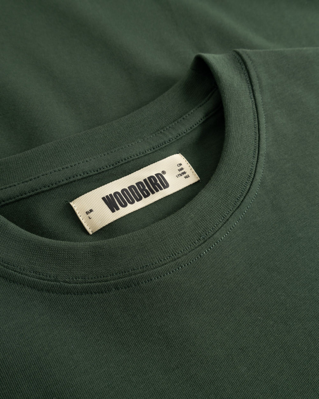 Woodbird merk borduur in donkergroen Wok Baine Tee