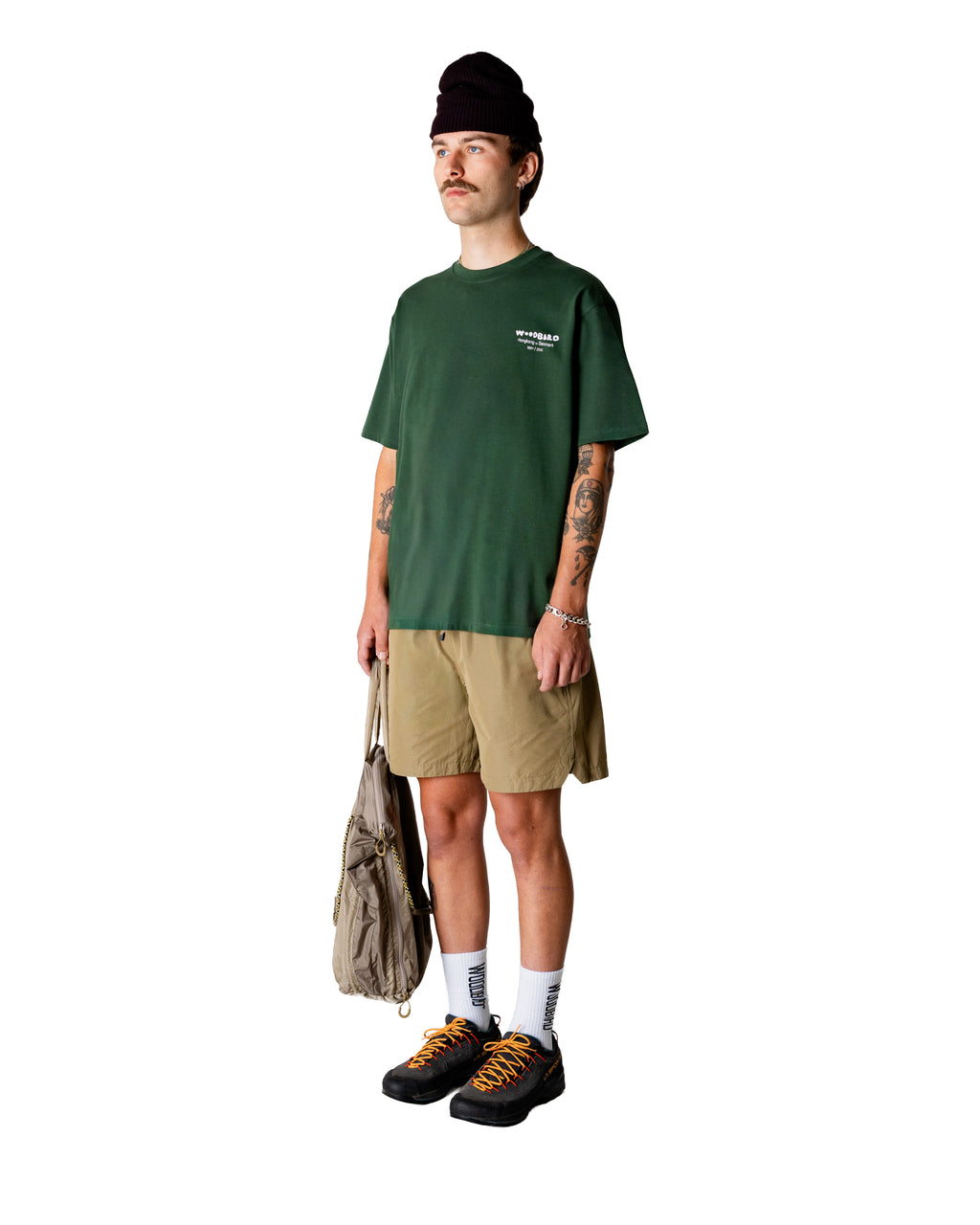 Woodbird Baine Wok Tee in donkergroen. Voorkant van t-shirt met model