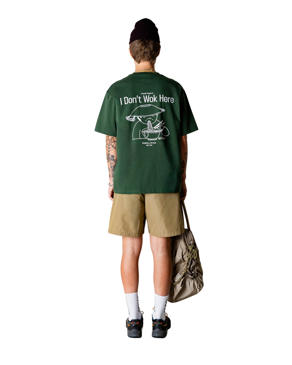 Woodbird Baine Wok Tee in donkergroen. Achteraanzicht van model, van het t-shirt met grafische print voor heren.