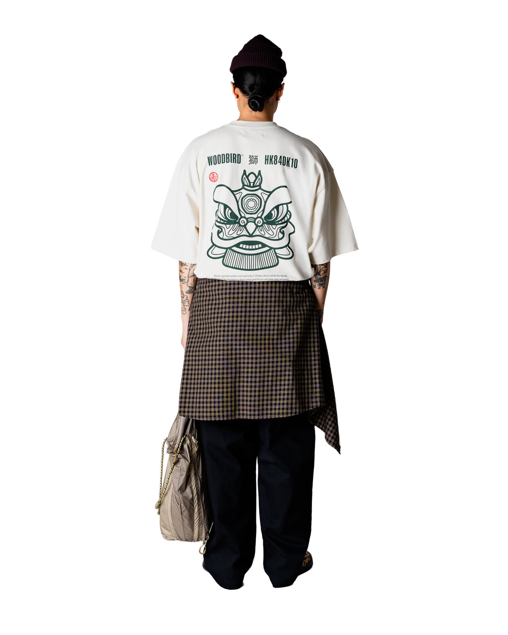 Model in Woodbird shirt van STIJL. off white