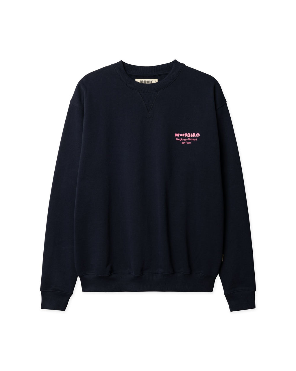 Woodbird WBCane Wok Crew Dark Navy, vooraanzicht van het navy sweatshirt met een subtiele logoprint op de borst.