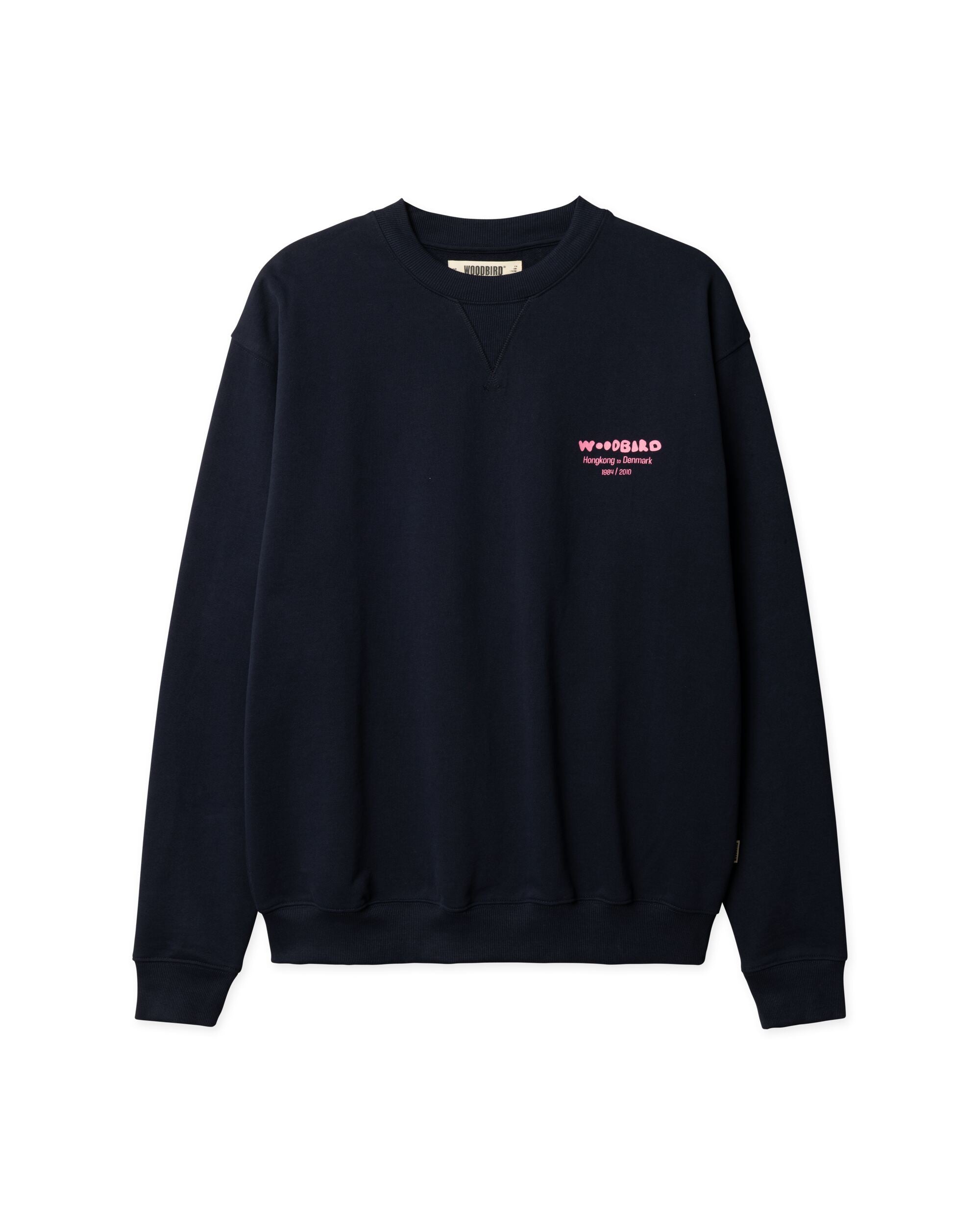 Woodbird WBCane Wok Crew Dark Navy, vooraanzicht van het navy sweatshirt met een subtiele logoprint op de borst.