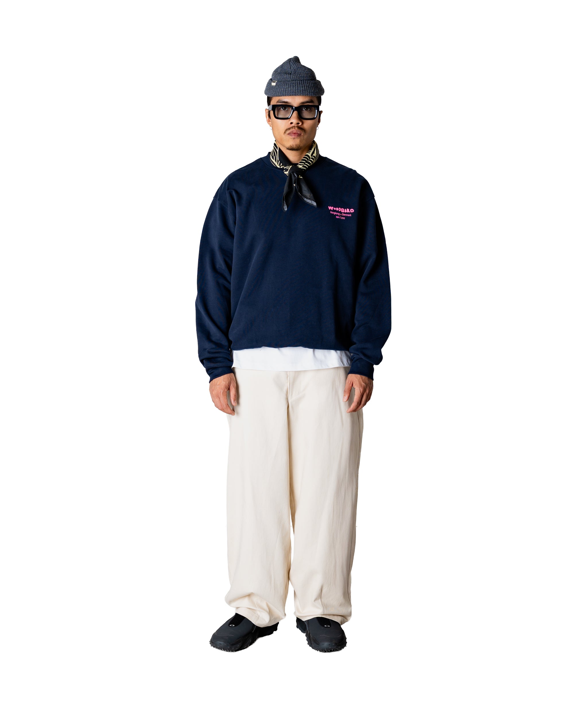 Woodbird WBCane Wok Crew Dark Navy, casual fit crewneck gedragen door een model voor een sportieve uitstraling.