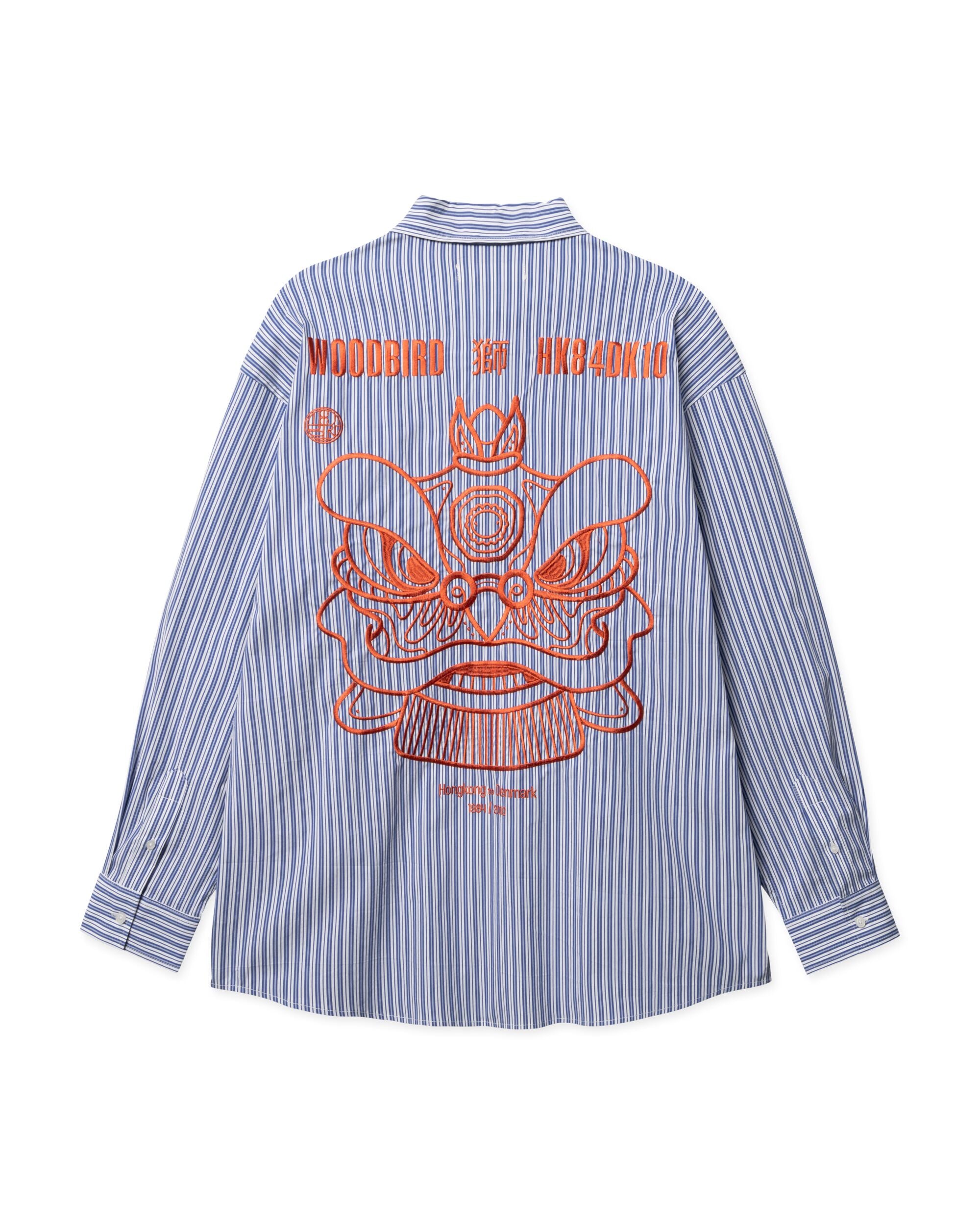 Woodbird WBBrooks Lion Shirt lichtblauw, achterzijde met een groot gedetailleerd borduurwerk van een leeuwenmasker.