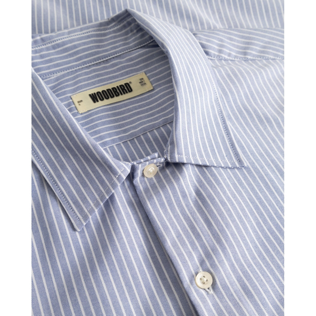 Woodbird WBWang Ox Flower Shirt lichtblauw, detail van de klassieke kraag en het Woodbird merklabel.