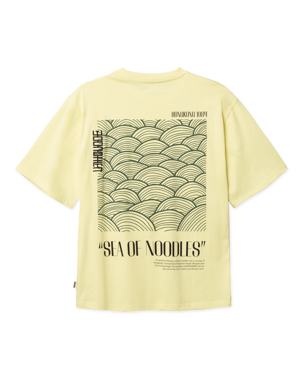 Woodbird Baine Sea Tee Wax Yellow, achterzijde met een grote blauwe Sea of Noodles grafische print.