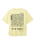 Woodbird Baine Sea Tee Wax Yellow, achterzijde met een grote blauwe Sea of Noodles grafische print.
