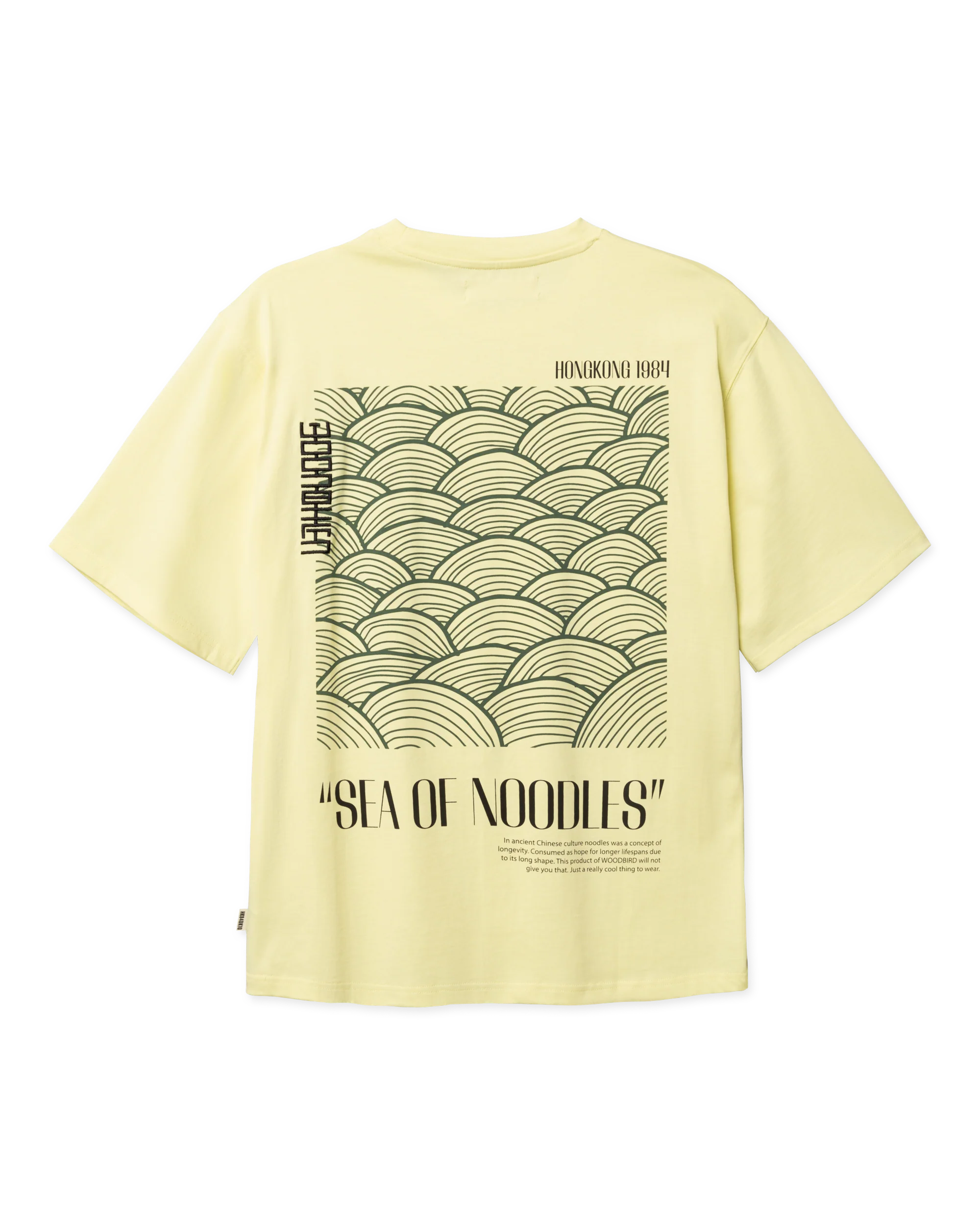 Woodbird Baine Sea Tee Wax Yellow, achterzijde met een grote blauwe Sea of Noodles grafische print.
