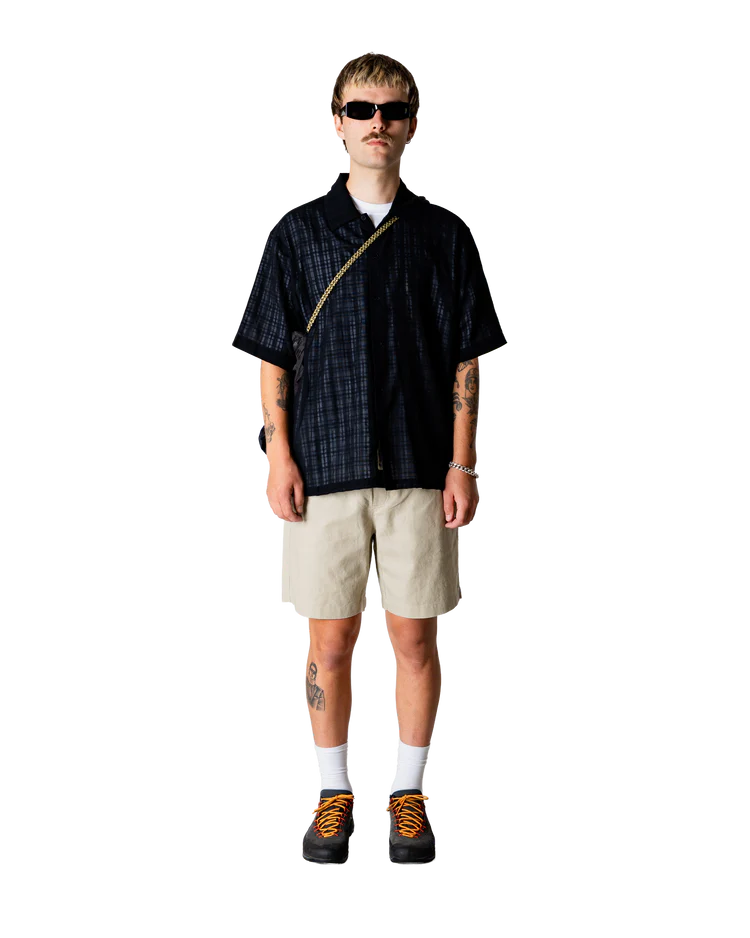 Woodbird WBBommy Linen Shorts Stone, casual fit korte broek gedragen door een model voor een zomerse look.
