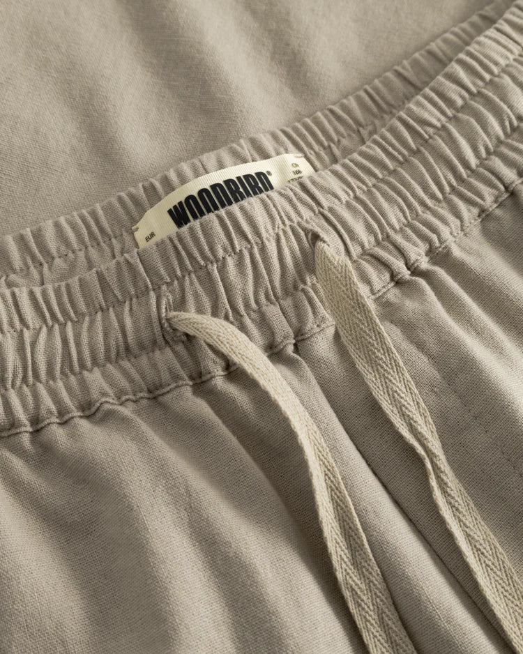 Woodbird WBBommy Linen Shorts Stone, detail van het merklabel aan de binnenzijde van de tailleband.