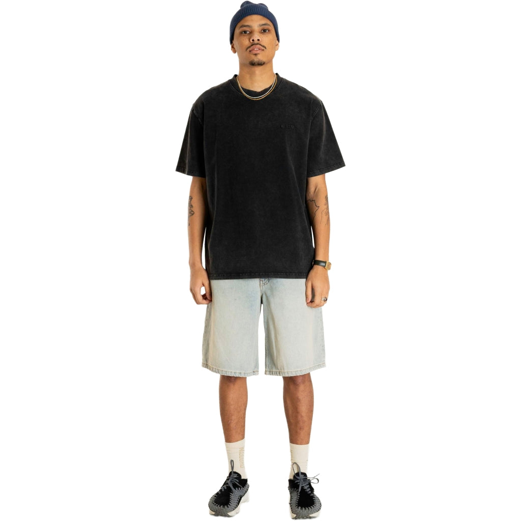 Woodbird WBLeroy Dawn Shorts Light Blue, loose fit tapered shorts gedragen door een model voor een casual look.