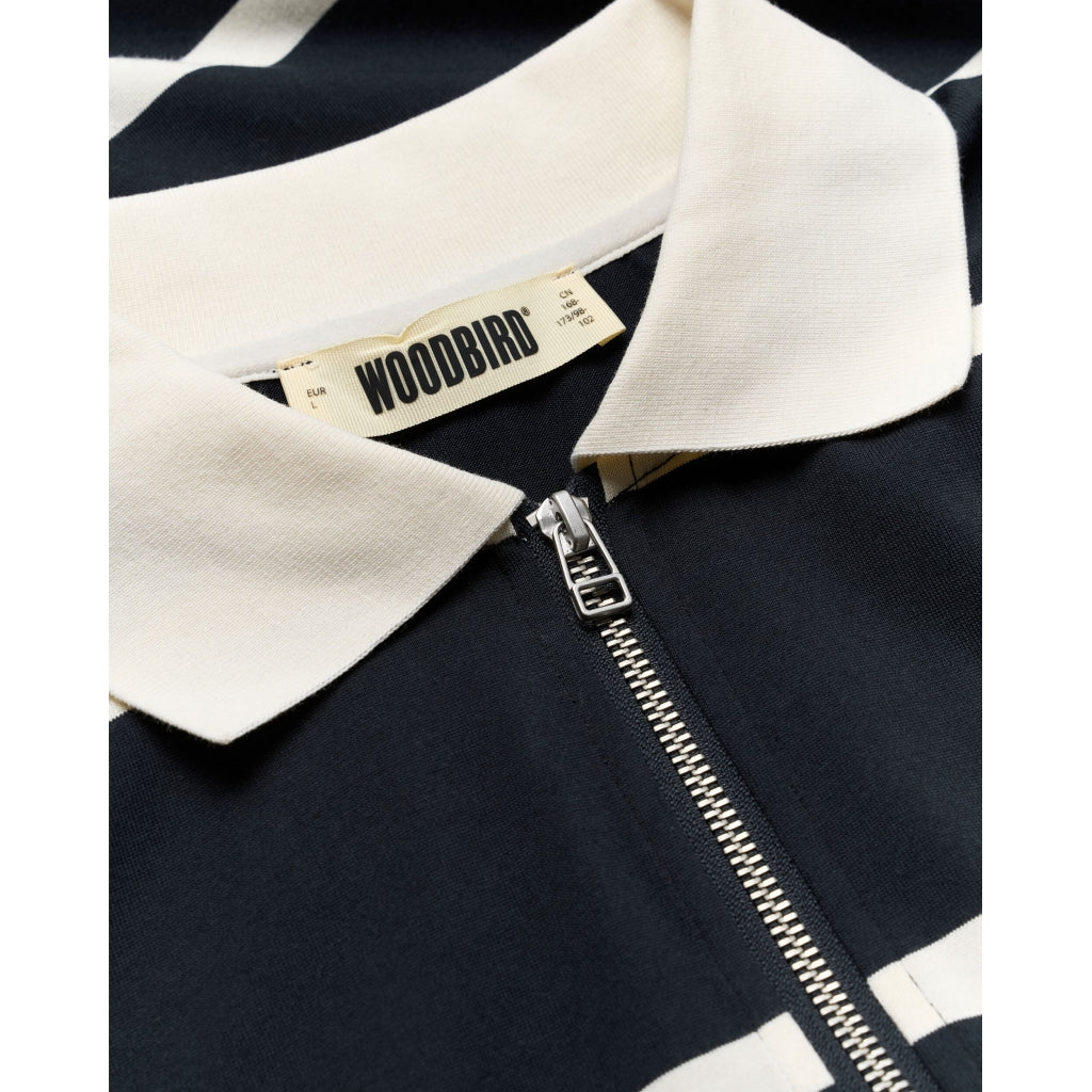 Woodbird WBHiro Stripe Zip Polo off white-navy, detail van de rits en het geborduurde logo op de borst.