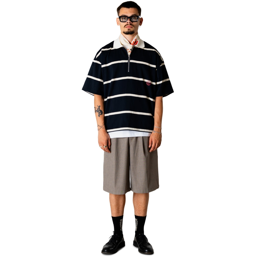 Woodbird WBHiro Stripe Zip Polo off white-navy, gestreepte polo met korte mouwen gedragen door een model.
