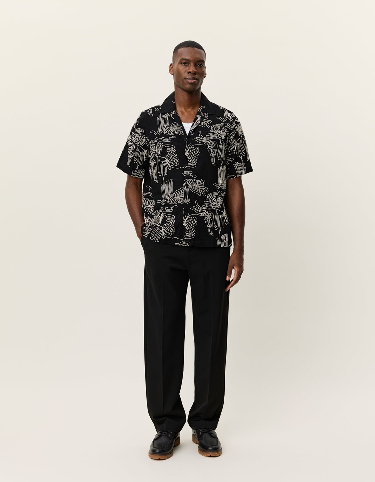 Les Deux / Liam AOE flower SS shirt / Black