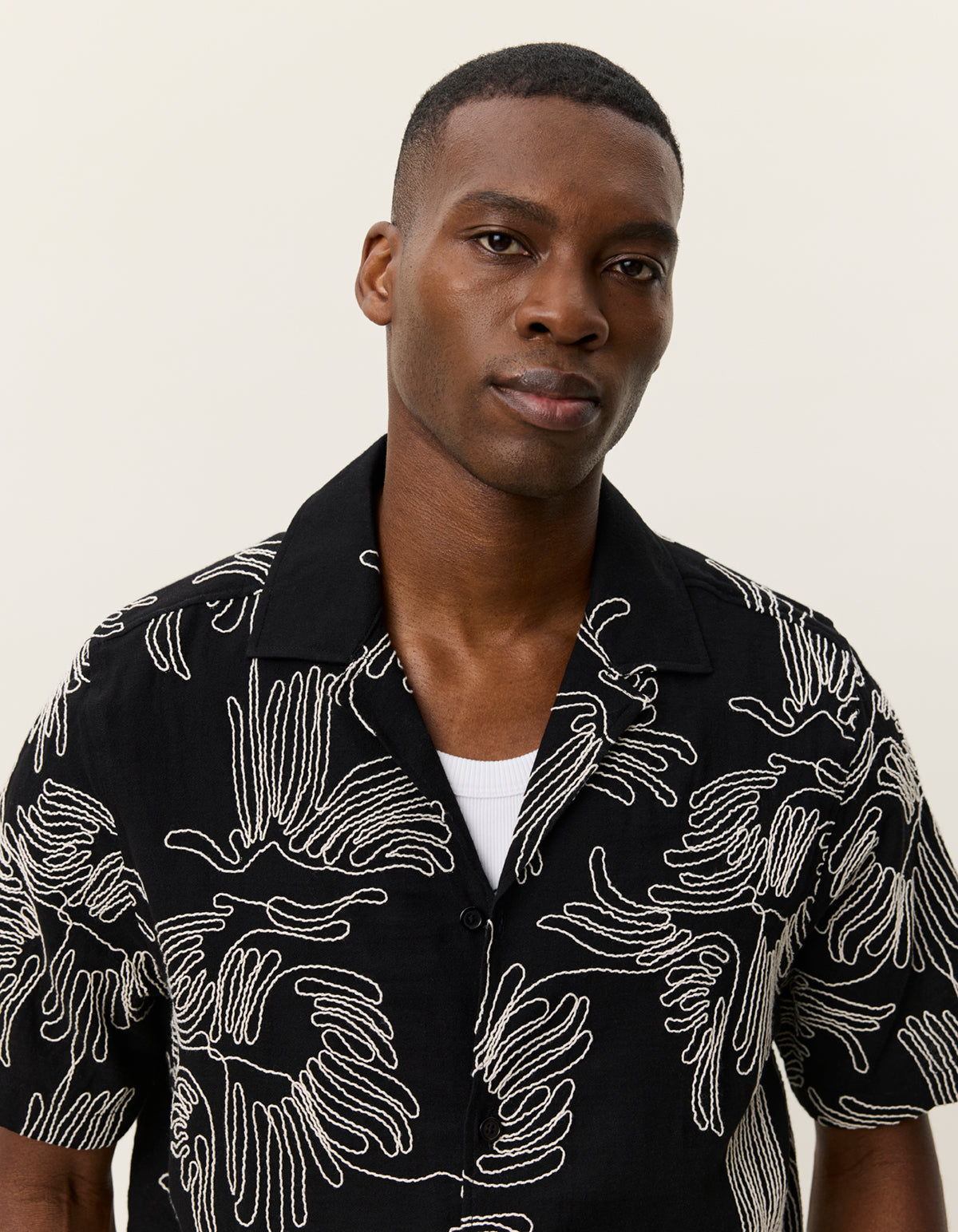 Les Deux / Liam AOE flower SS shirt / Black